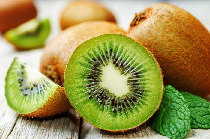 Kiwi da mangiare in autunno con i salumi: ricette e proprietà nutrizionali