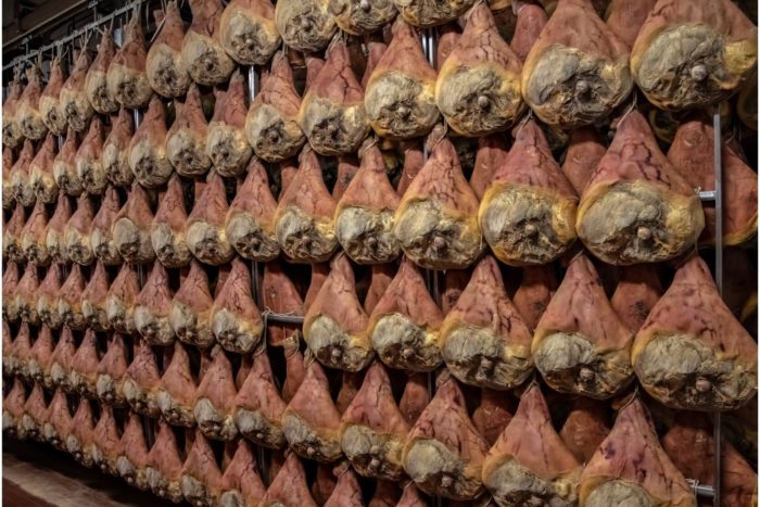 prosciutto crudo appeso per la lunga stagionatura