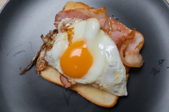 egg toast con pancetta per brunch o colazione salata
