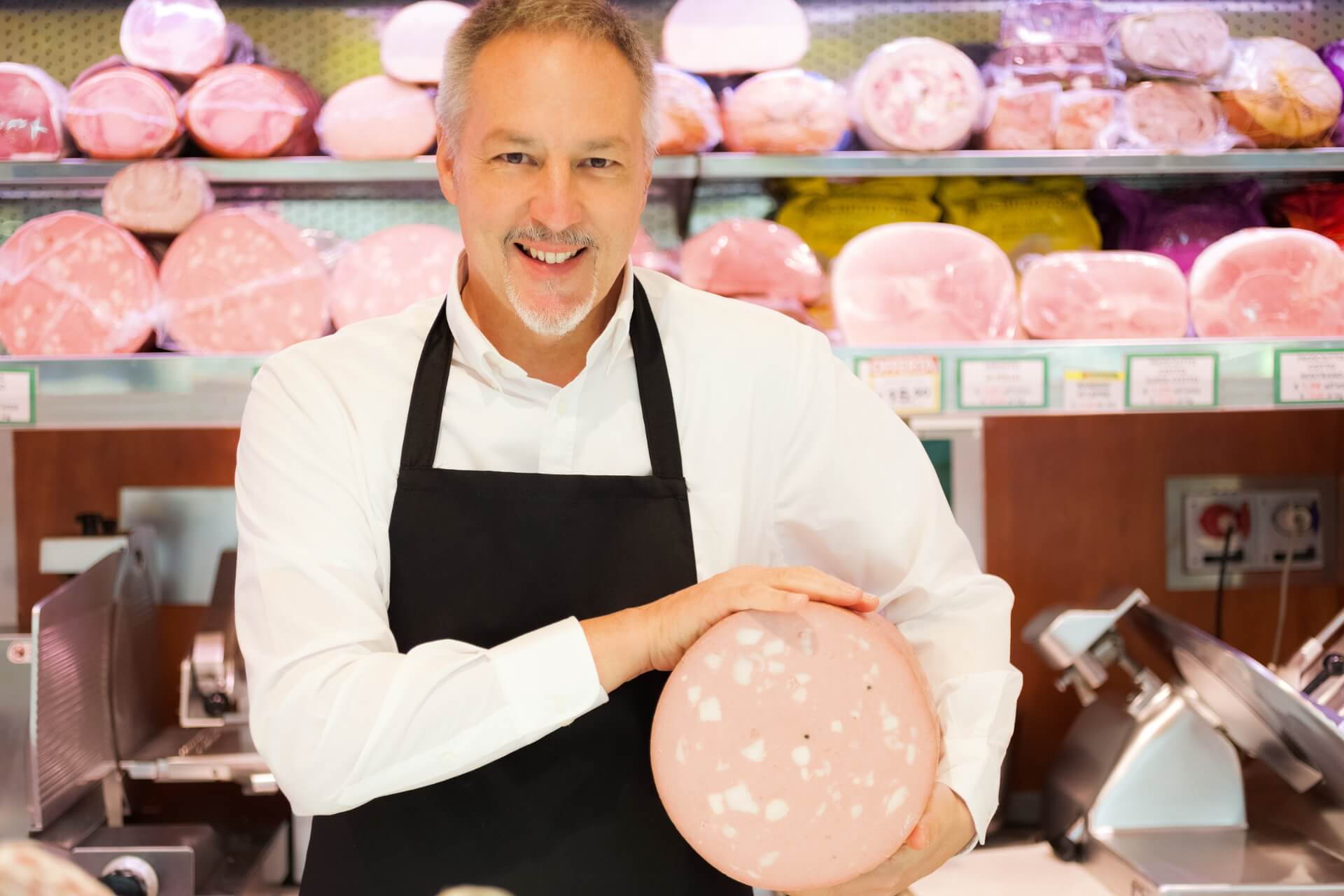 prezzo della mortadella in vendita dal salumiere