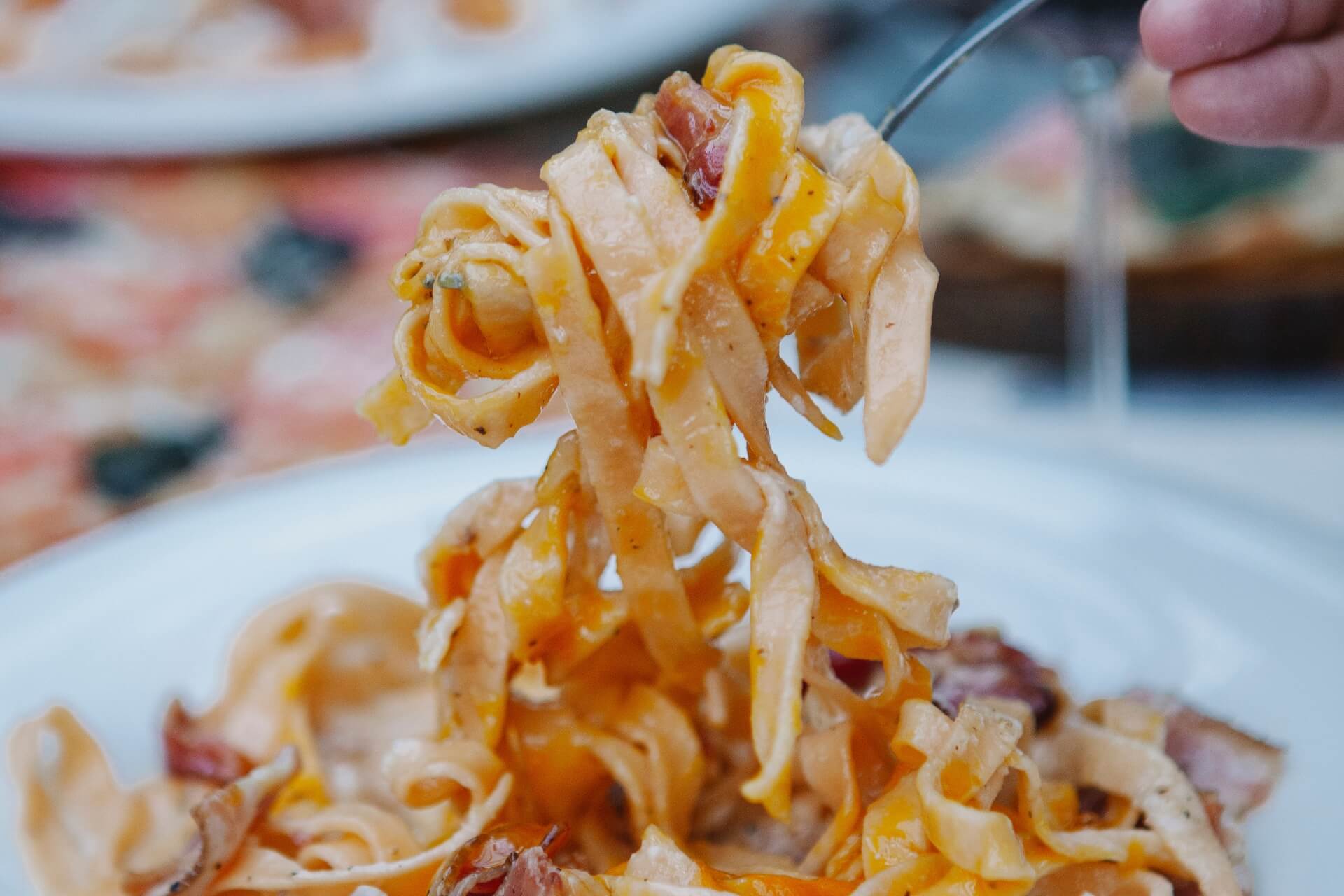 ricetta delle tagliatelle al prosciutto crudo con nocciole