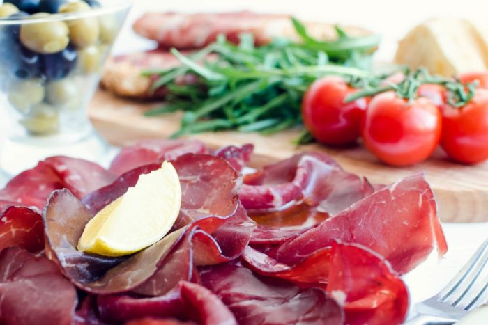 aperitivo con bresaola e birra, vino o cocktail