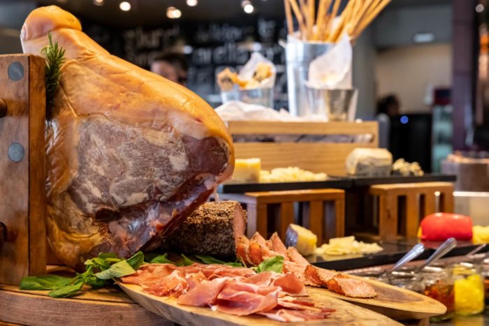 prosciutto e salumi italiani diffusi all'estero: dati di vendita export nel 2023