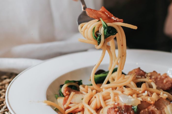 ricetta degli spaghetti o pasta con rucola, coppa salume e pangrattato