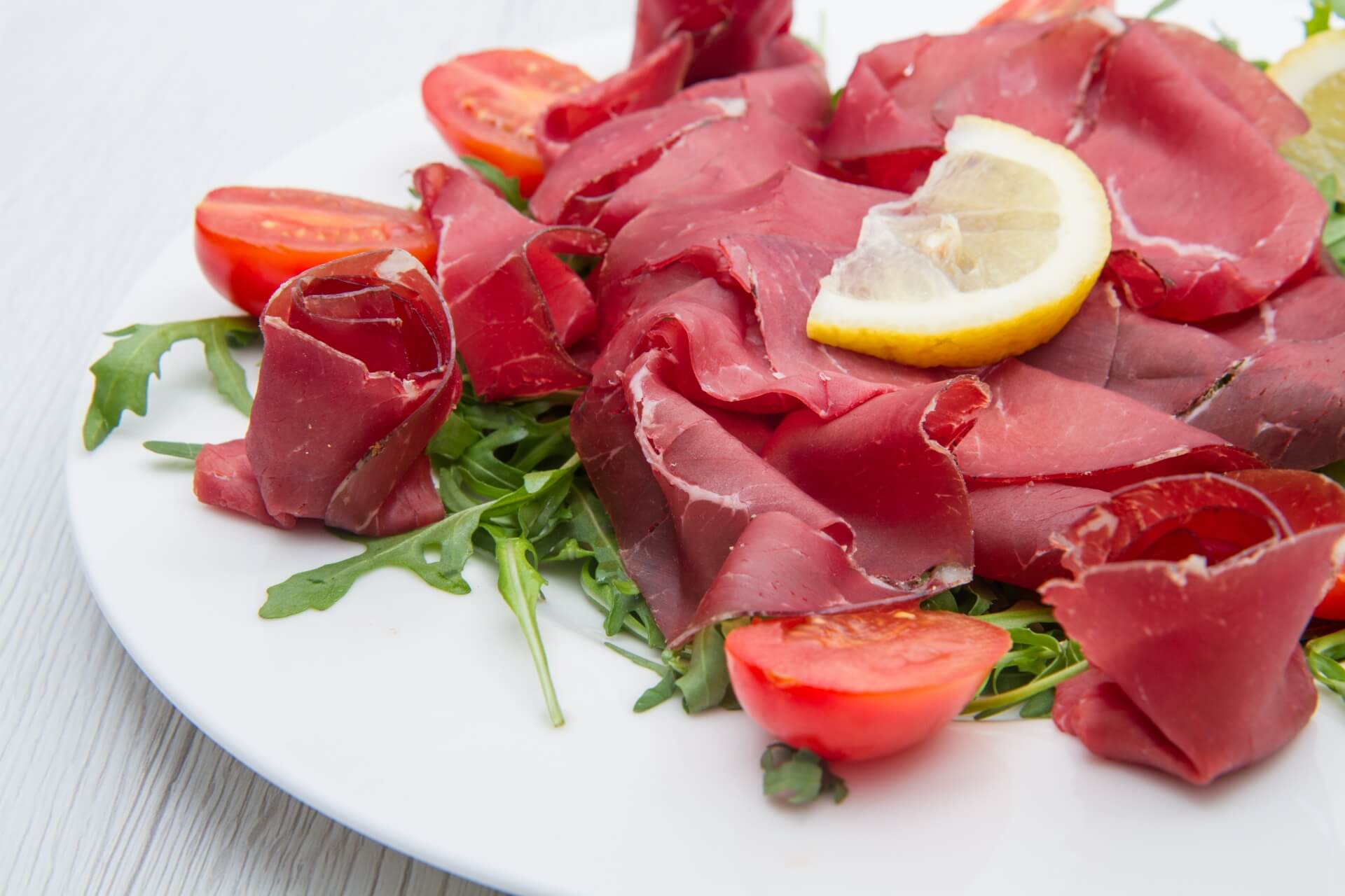 bresaola e limone: perché la vitamina C aiuta l'assimilazione del ferro