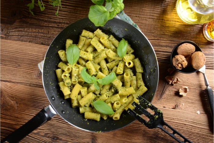 ricetta della pasta al pesto con il prosciutto crudo