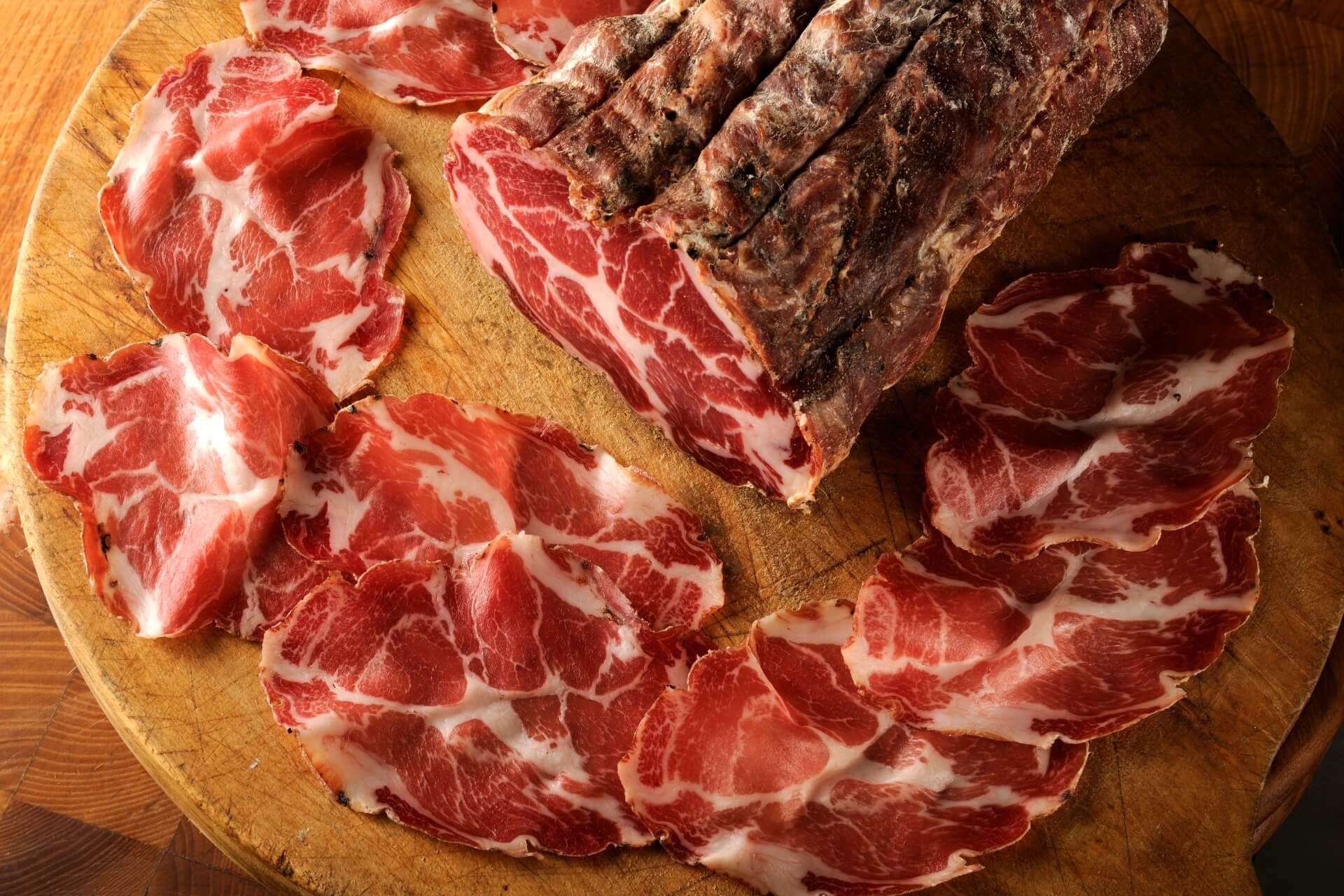 tagliere di salumi affettati serviti a temperatura ambiente